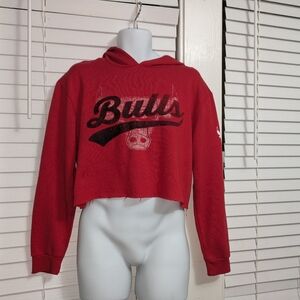 NBA Women's Red cropped long sleeve Chicago Bulls cropped hoodie. EUC. SIZE M